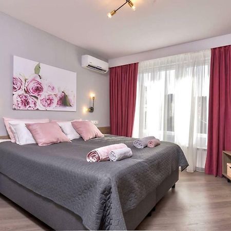 ROSÉ one bedroom designer apartment in city centre Sofia Extérieur photo