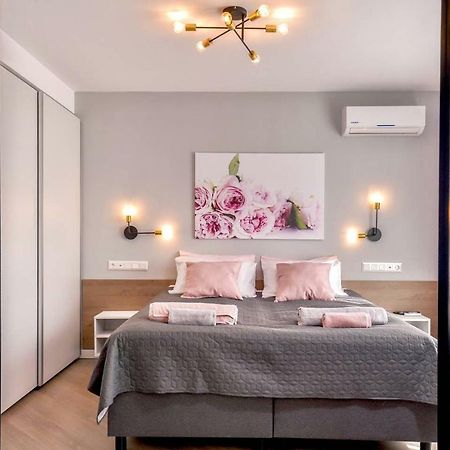 ROSÉ one bedroom designer apartment in city centre Sofia Extérieur photo