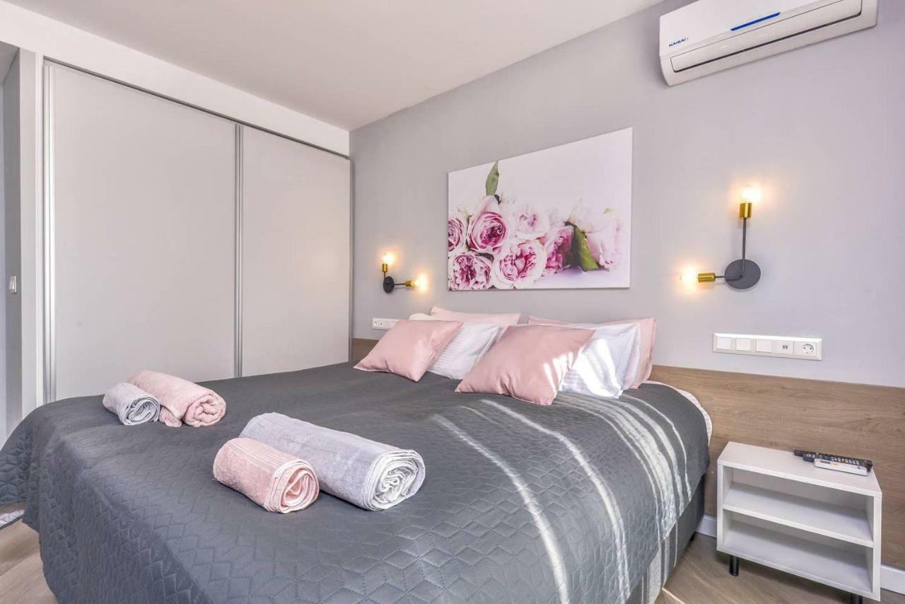 ROSÉ one bedroom designer apartment in city centre Sofia Extérieur photo