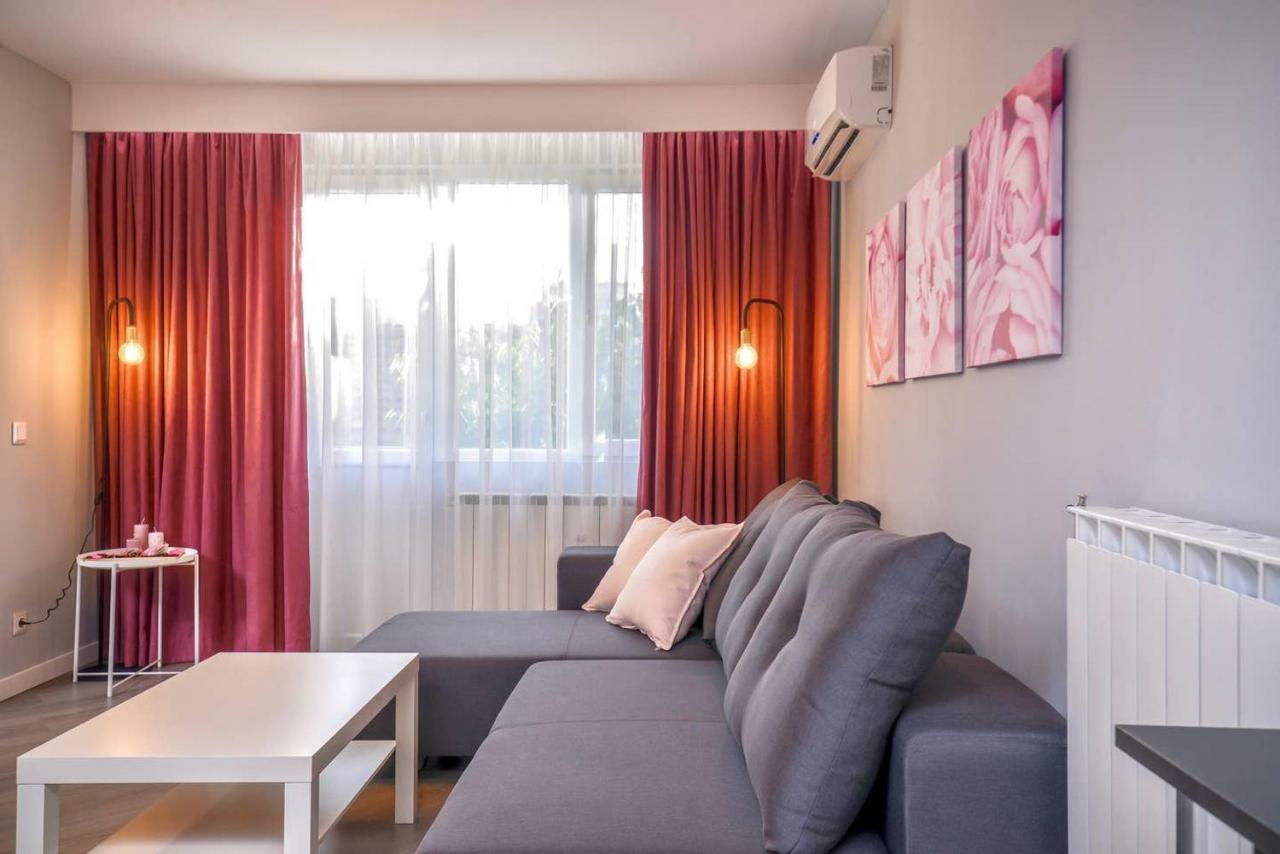 ROSÉ one bedroom designer apartment in city centre Sofia Extérieur photo