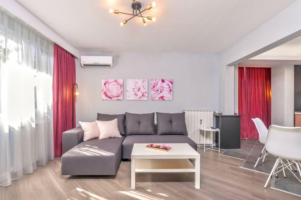 ROSÉ one bedroom designer apartment in city centre Sofia Extérieur photo