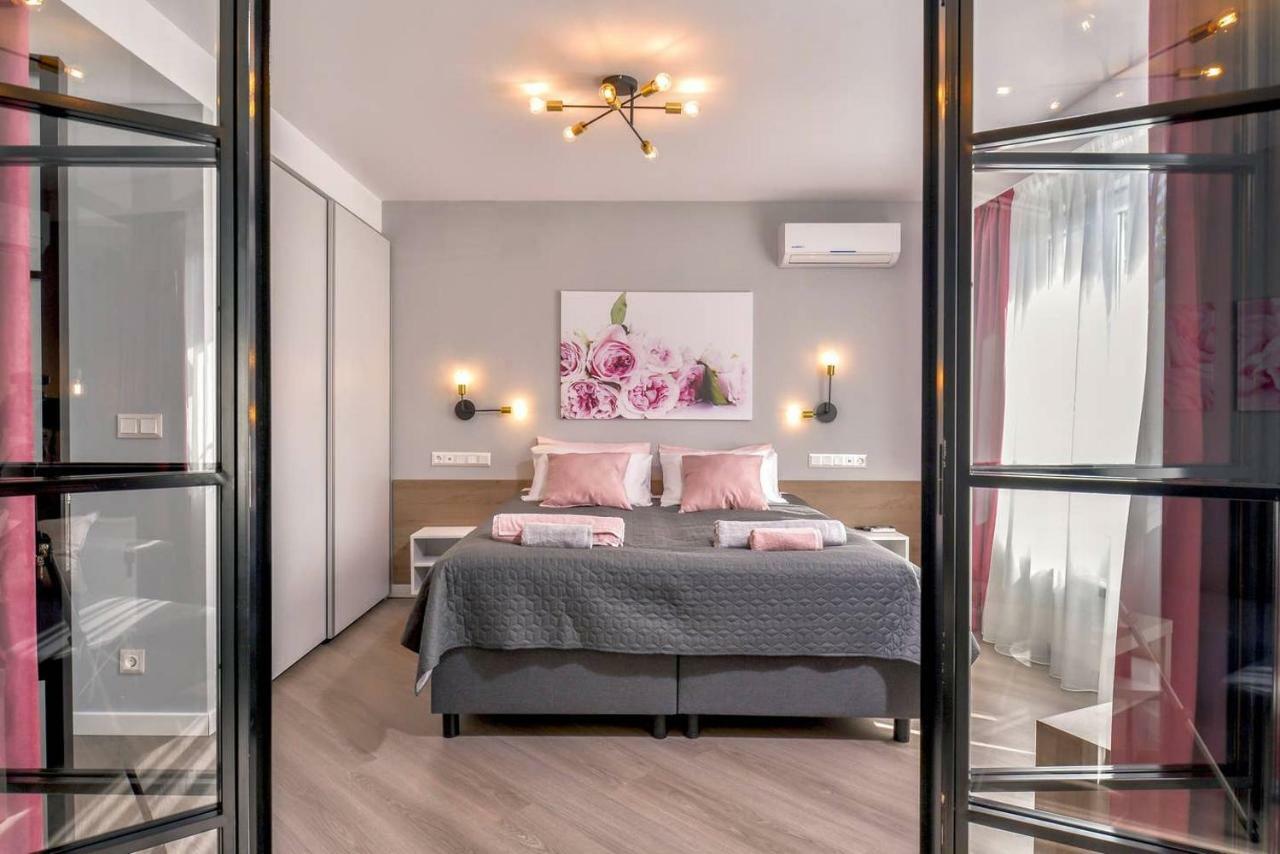 ROSÉ one bedroom designer apartment in city centre Sofia Extérieur photo
