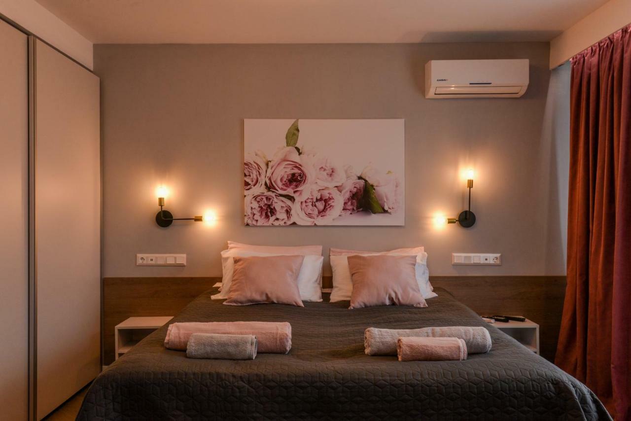 ROSÉ one bedroom designer apartment in city centre Sofia Extérieur photo